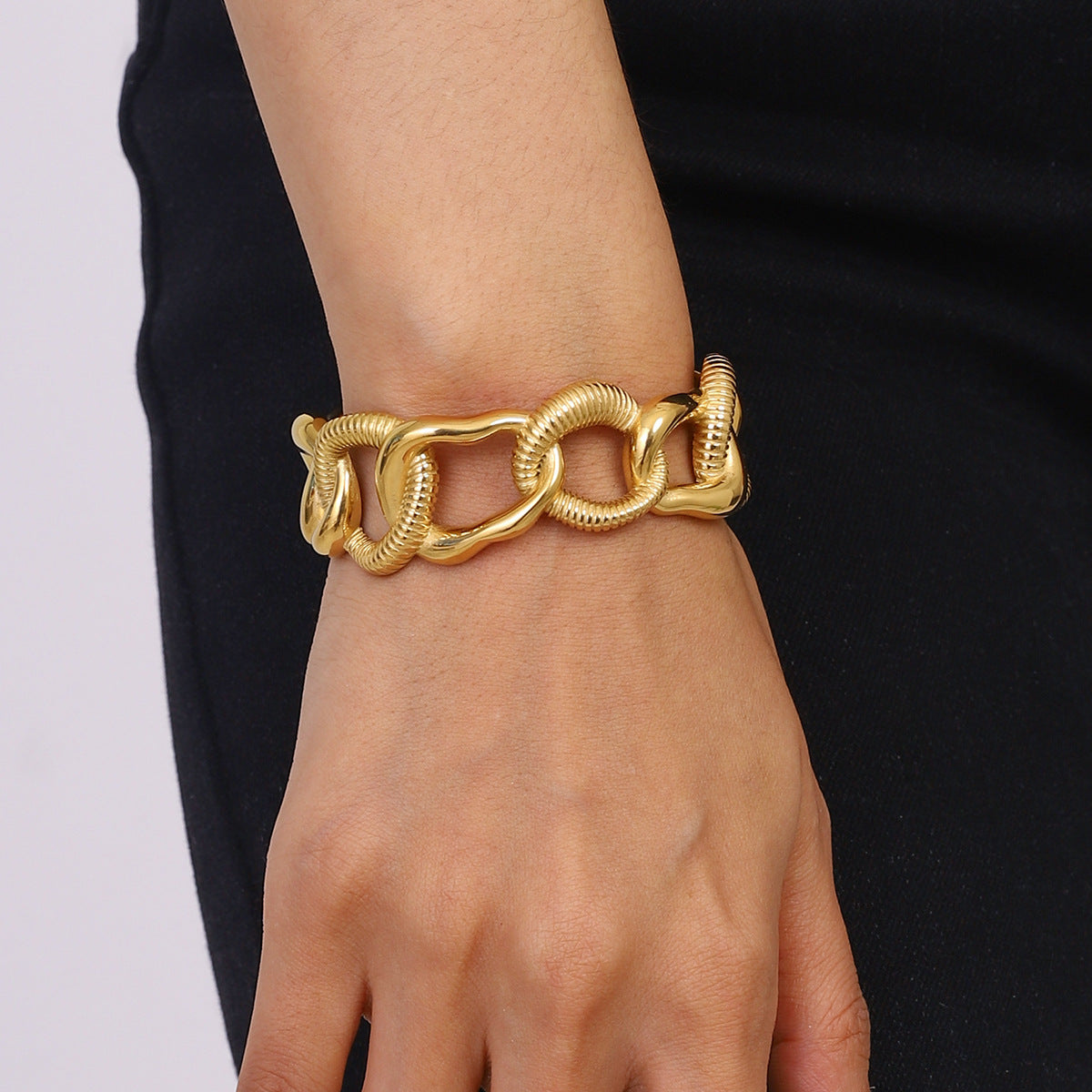 Brazalete de acero inoxidable chapado en oro con diseño geométrico minimalista para mujer
