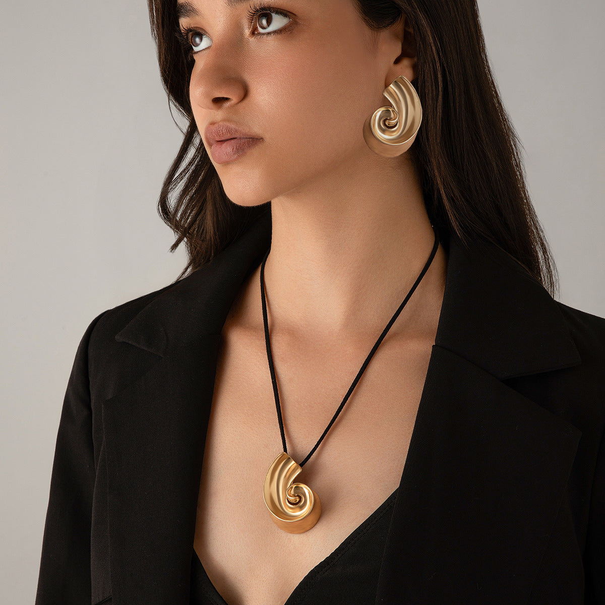 Collar con colgante de hilo metálico geométrico estilo punk con borla y detalles de lazo para mujer