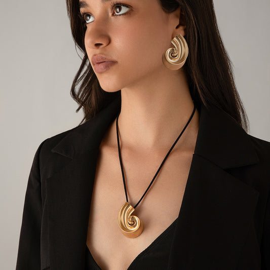 Collar con colgante de hilo metálico geométrico estilo punk con borla y detalles de lazo para mujer