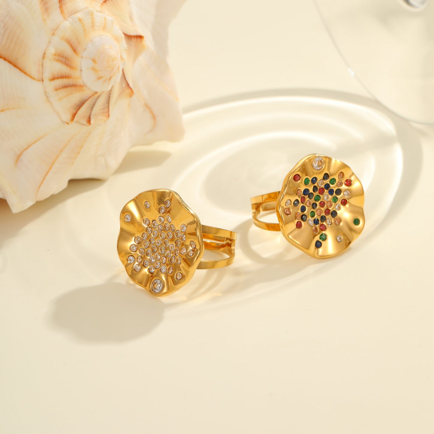 Anillo de titanio geométrico minimalista con incrustaciones de diamantes de imitación y acabado chapado, banda abierta ajustable para mujer