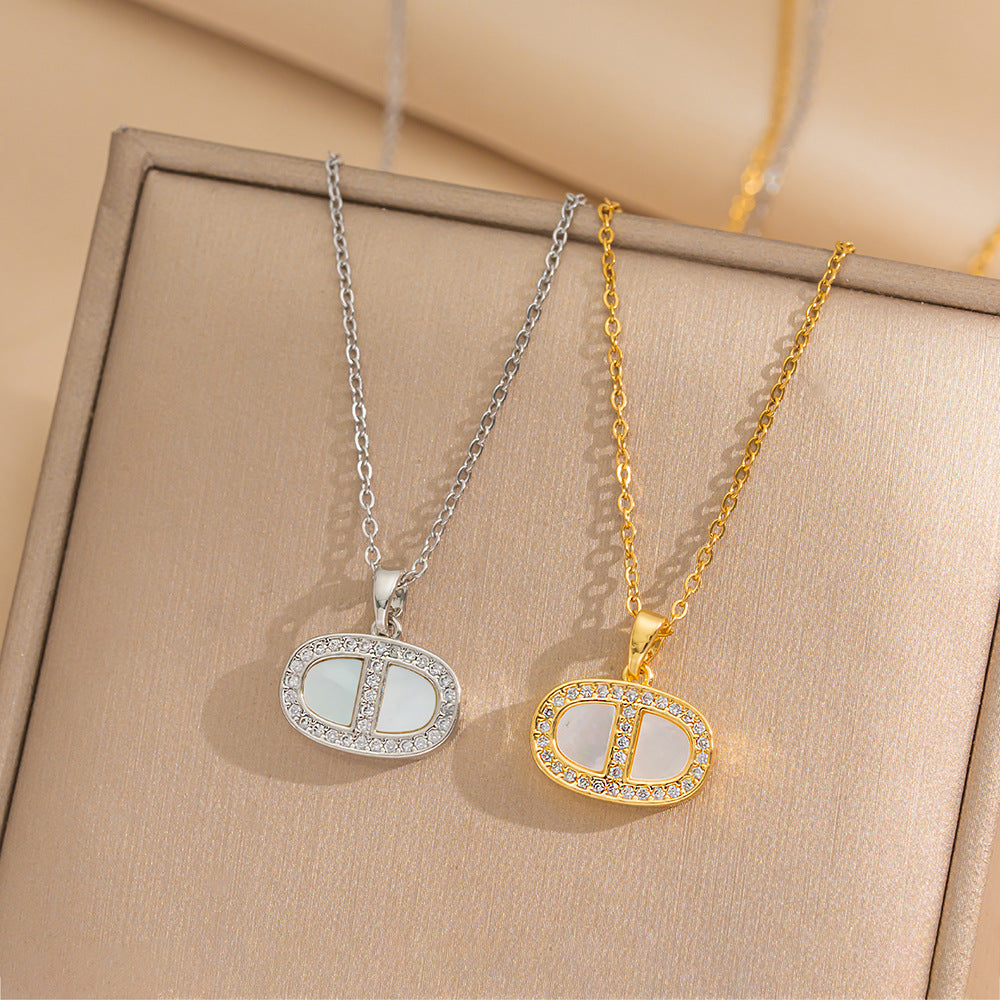 Collana con ciondolo a forma di lettera CD geometrica minimalista da donna in acciaio al titanio con intarsio di strass e finitura placcata su catena a serpente