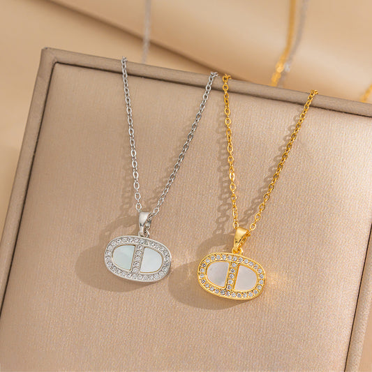 Collana con ciondolo a forma di lettera CD geometrica minimalista da donna in acciaio al titanio con intarsio di strass e finitura placcata su catena a serpente