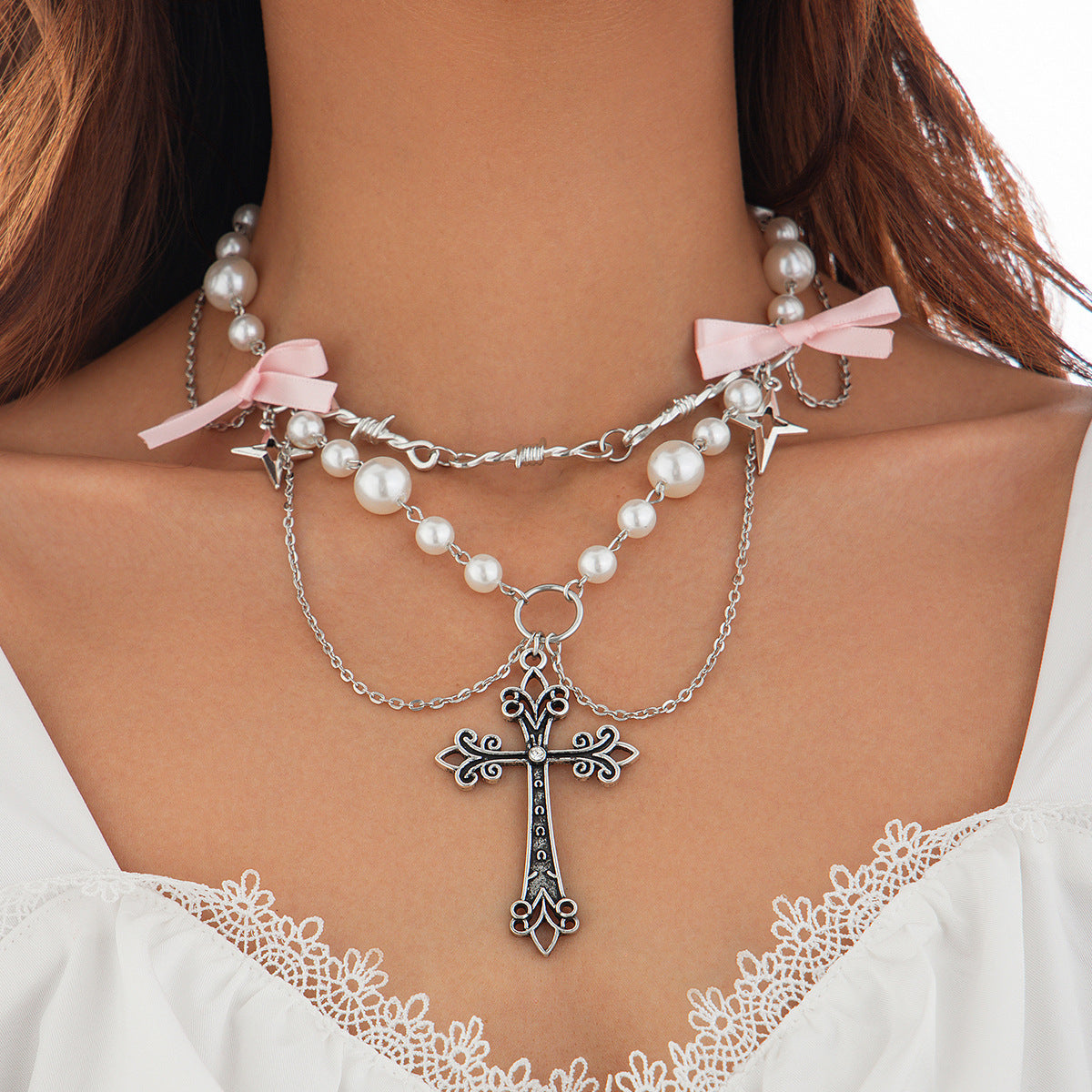 Collar con dije en forma de lazo dulce y atrevido con motivo de cruz, aleación chapada en perlas, acabado chapado, para mujer