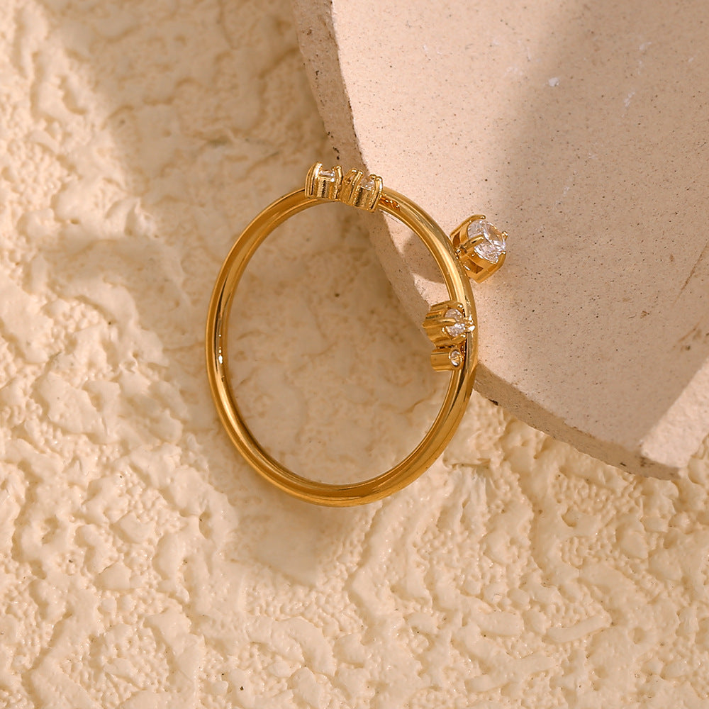 Anello da donna creativo in acciaio inossidabile geometrico con placcatura in oro 18 carati e strass bianchi microincastonati