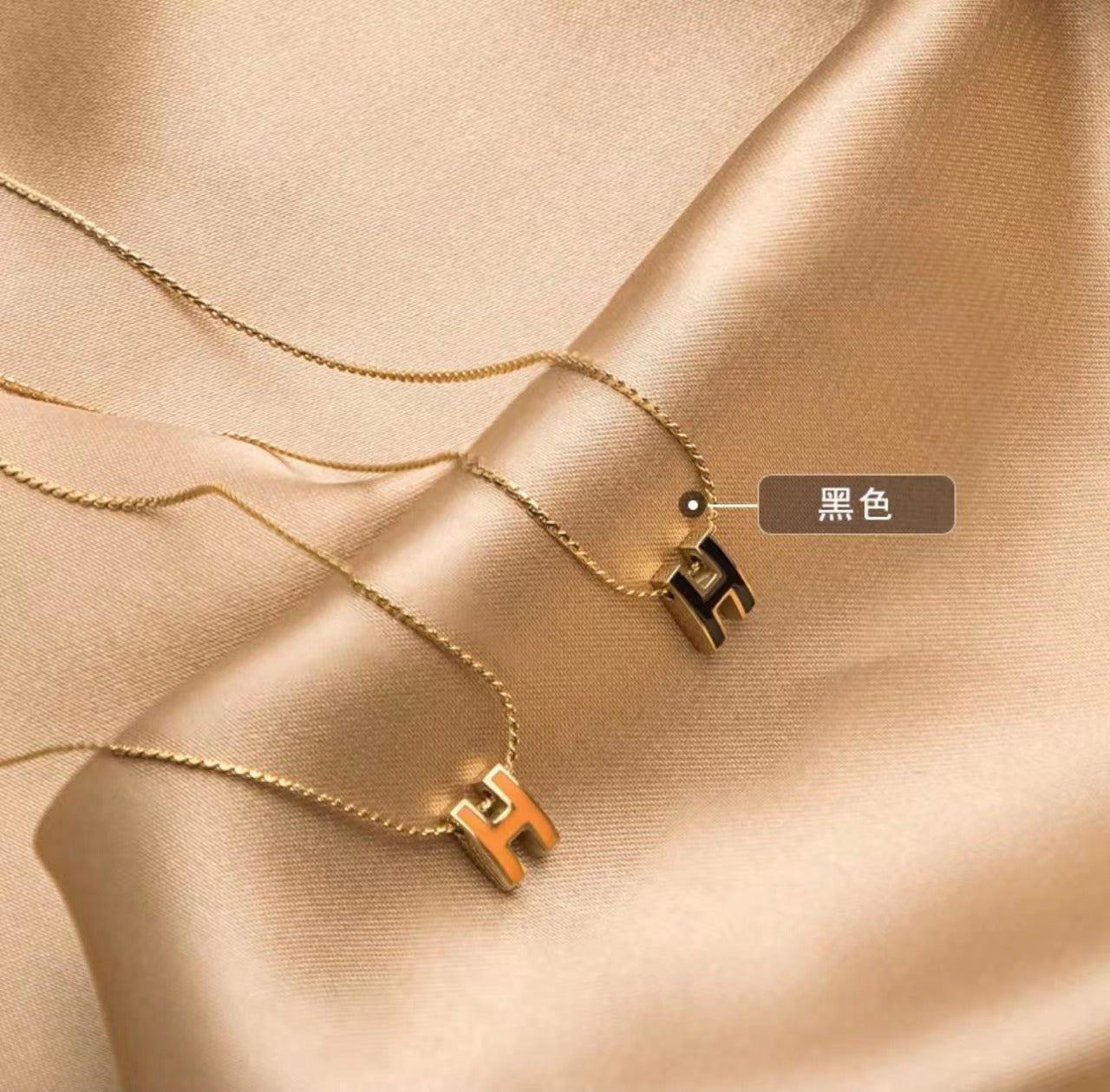 Collana pendente con lettera di lusso minimalista in acciaio al titanio placcato oro per donna