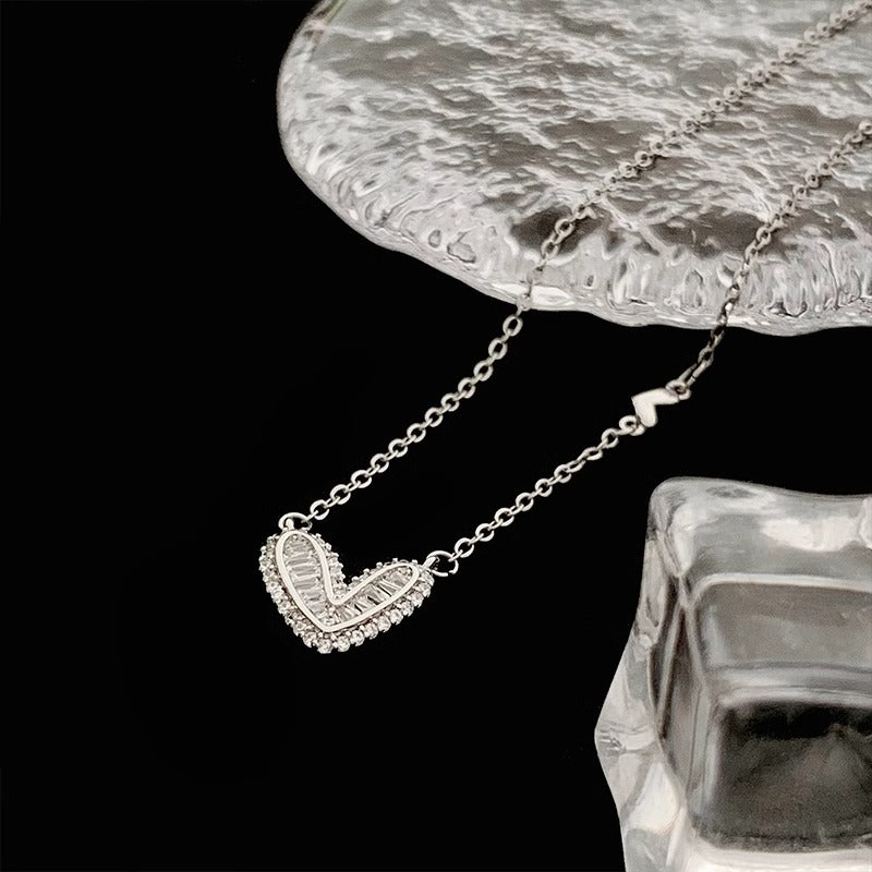 Collana Minimalista a Cuore in Acciaio al Titanio con Finitura Placcata per Donne, Regalo Gioiello a Catena al Collo