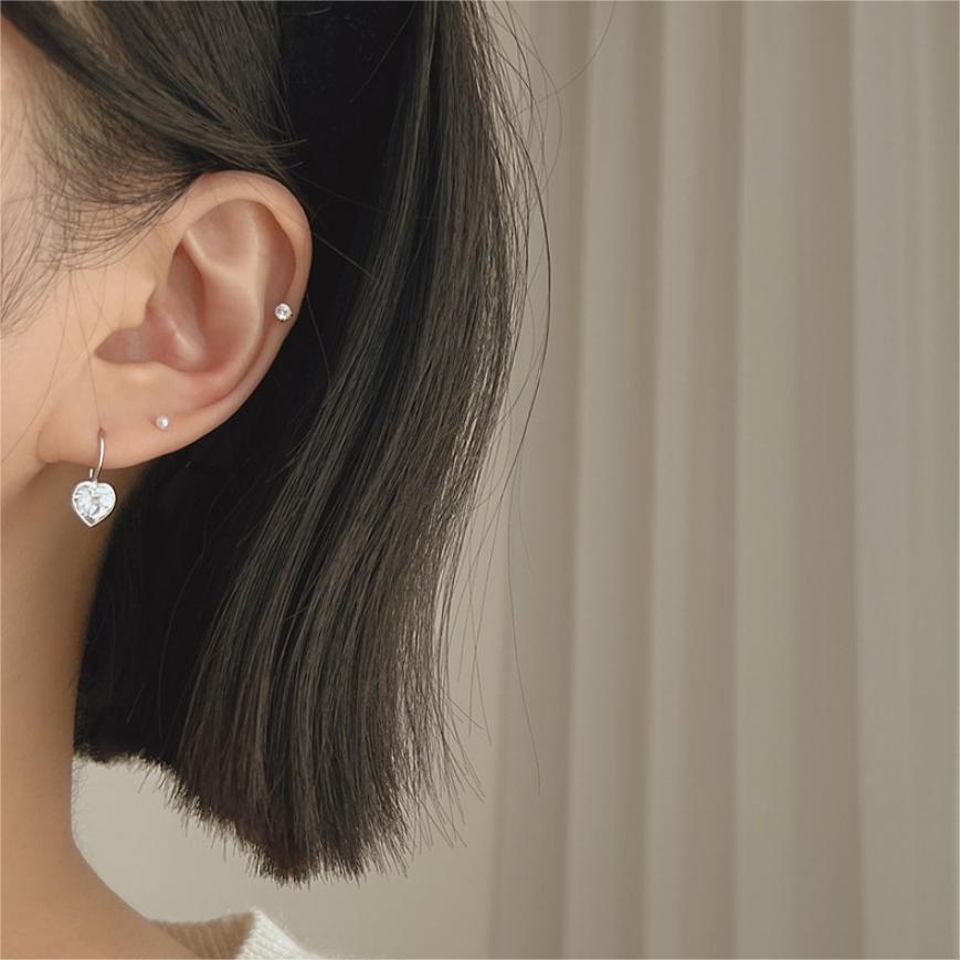 Pendientes Minimalistas de Plata de Ley 925 con Circonita en Forma de Corazón y Acabado Bañado