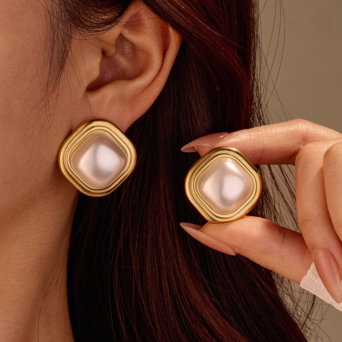 Orecchini a perno eleganti in stile francese con perle, fiore e cuore in acciaio inossidabile, placcati, leggeri e di lusso per donna