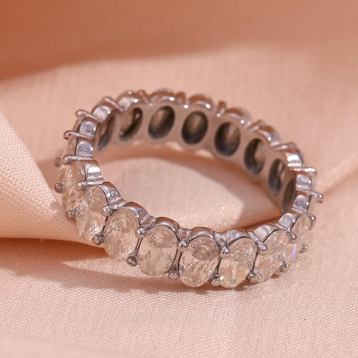 Anillo ovalado chapado en acero inoxidable minimalista de moda para mujer con acento de circonita