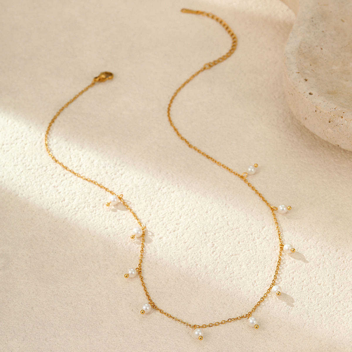 Collana con Ciondolo Geometrico Minimalista in Acciaio Inossidabile Placcato Oro 18K con Dettaglio Nappa da Donna
