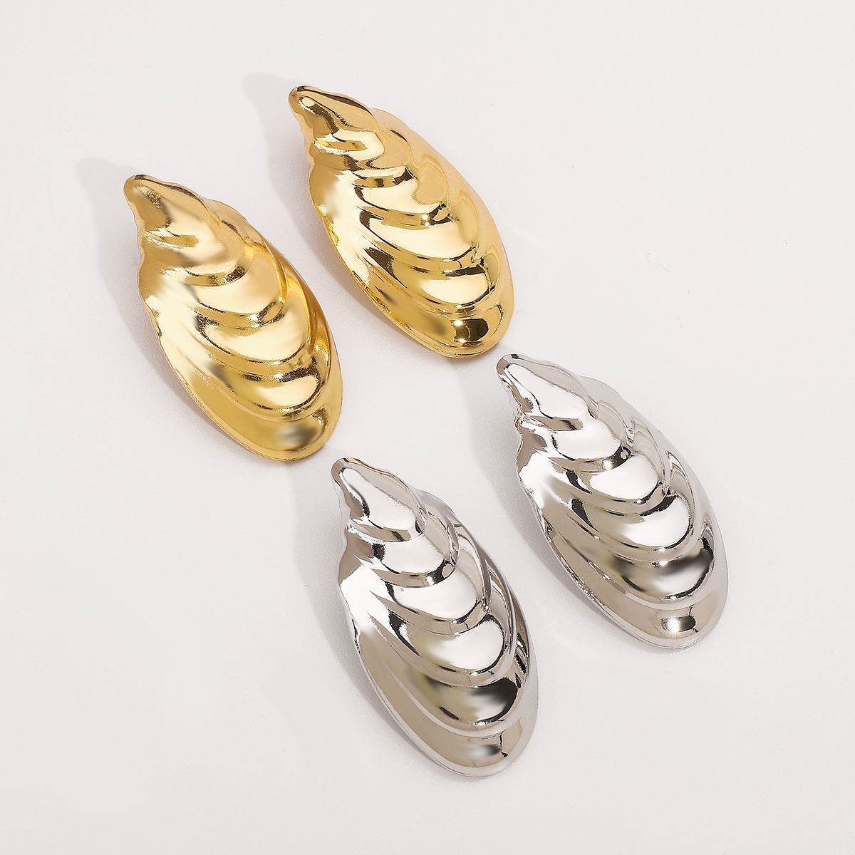 Pendientes geométricos de concha de inspiración vintage para mujer con acabado de hierro galvanizado