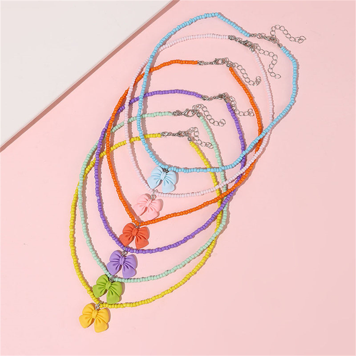 Precioso collar con colgante de lazo en tonos pastel para mujer, con abalorios de cristal y dije de aleación en una delicada cadena