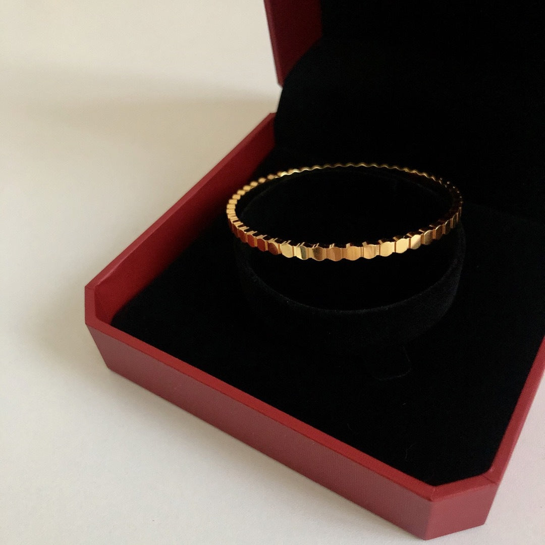Minimalist Honeycomb Pattern Stainless Steel Bracelet for Women with Plated Finish, Lightweight Luxe Fashion Accessory