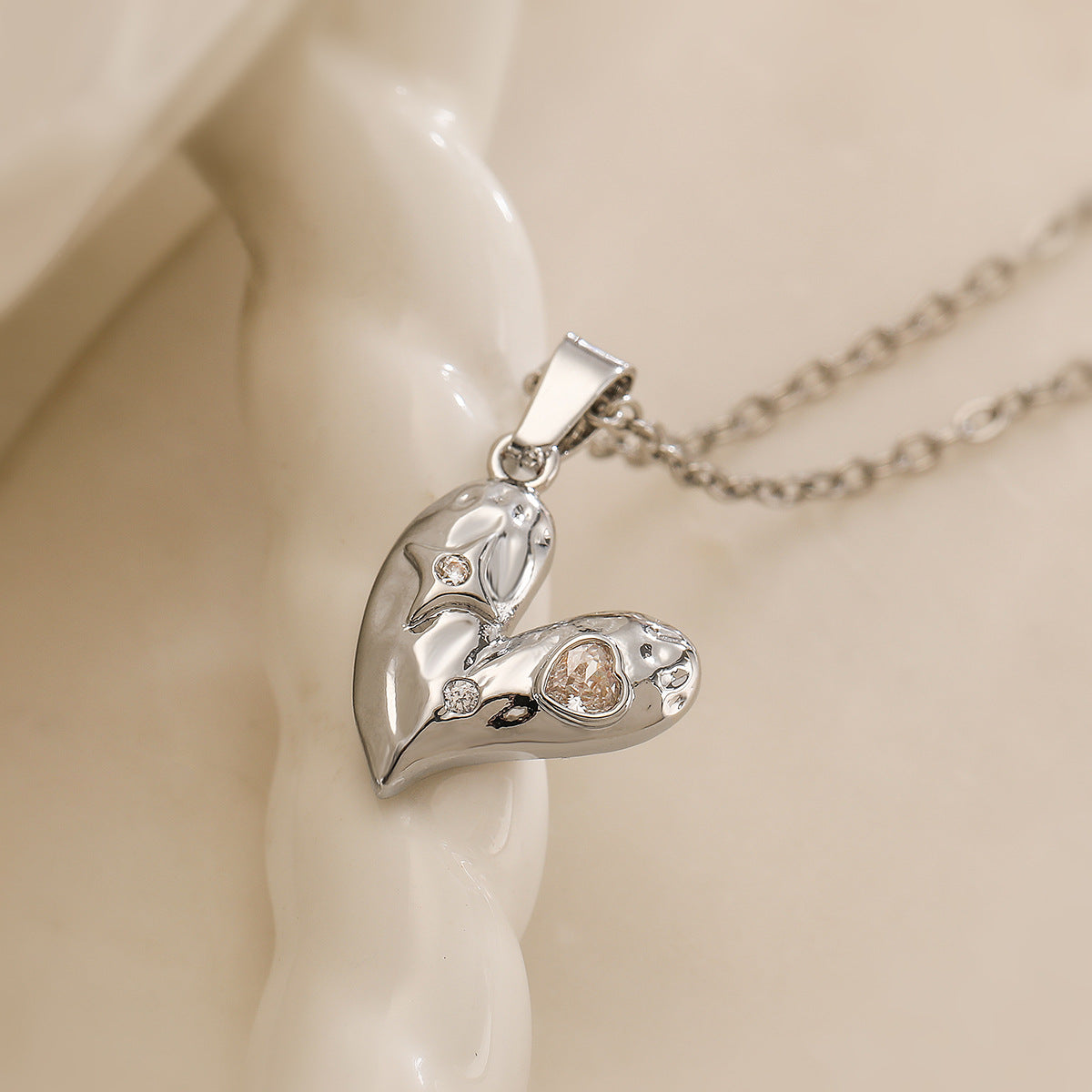 Collana minimalista da donna con pendente a cuore in rame, placcato oro vero e intarsio in zirconi