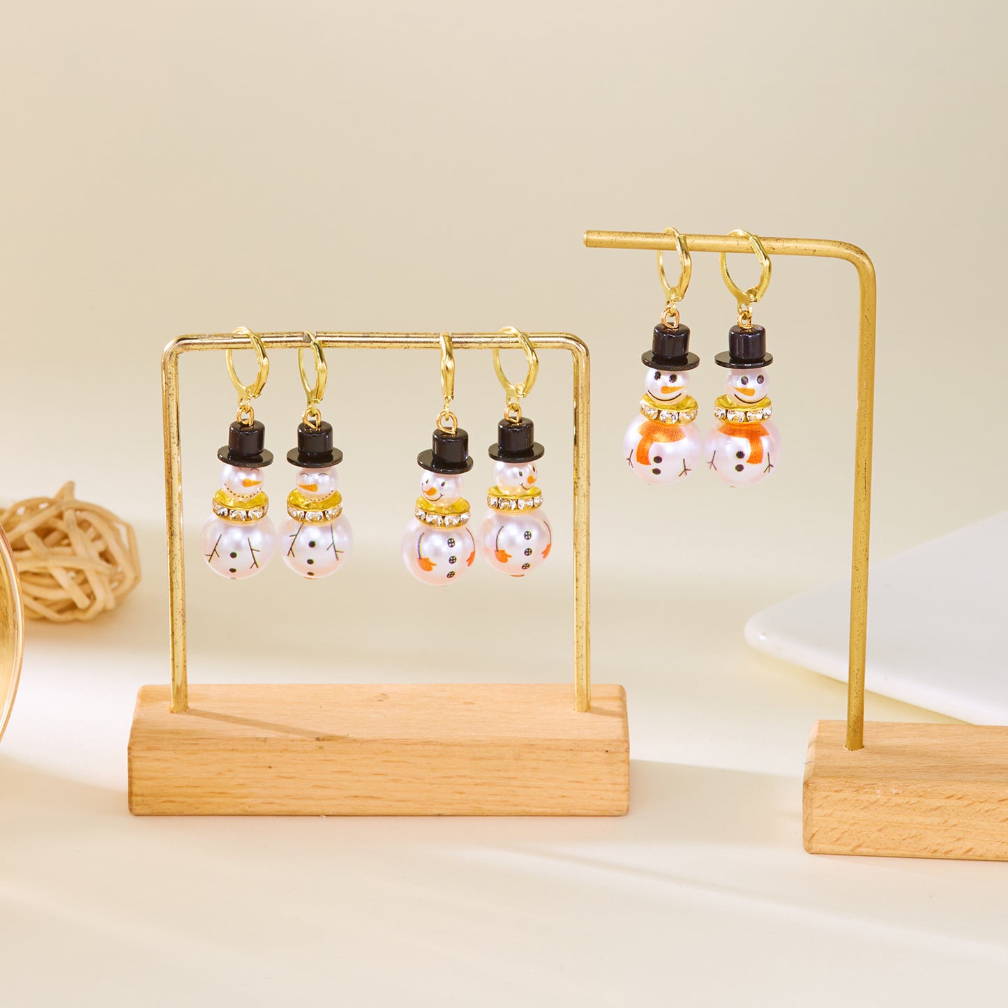 Pendientes de perlas con forma de copo de nieve estilo navideño con detalles de diamantes de imitación en aleación con acabado chapado para mujer