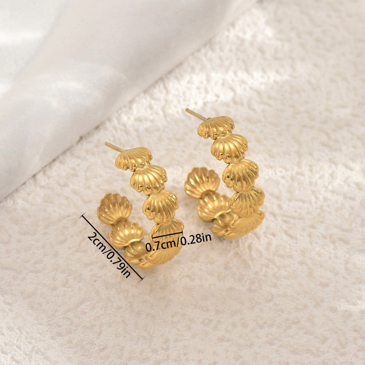Pendientes minimalistas de aleación de zinc en forma de concha inspirados en el océano con acabado galvanizado para mujer