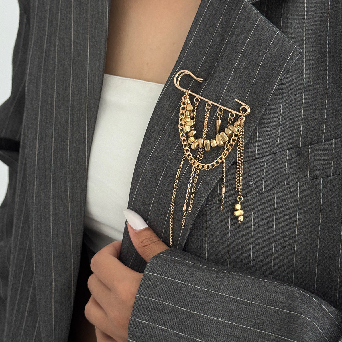 Elegant Geometric Round Plated Iron Brooch with Tassel Chain for Women
