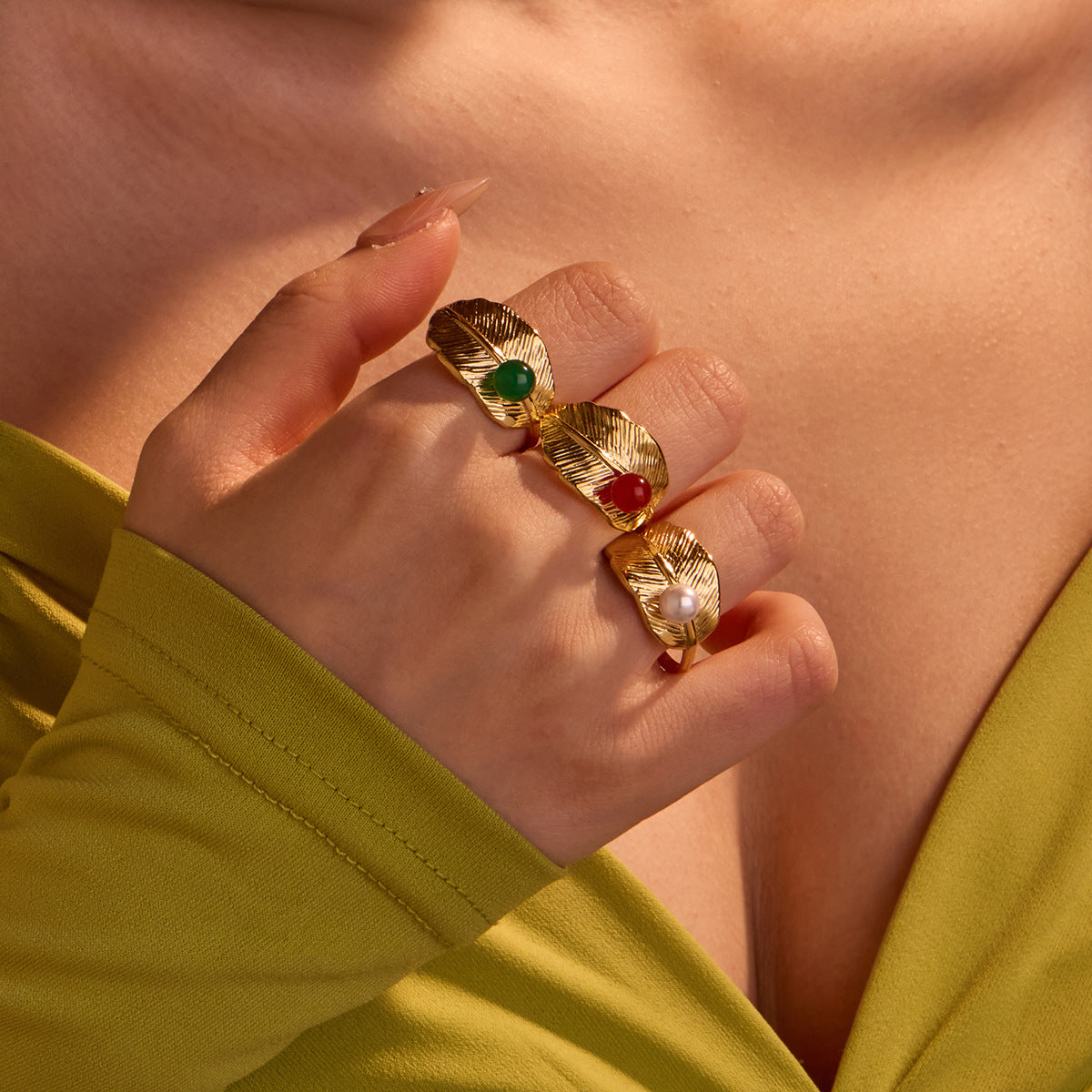 Anillo minimalista de plumas de pavo real con diseño geométrico en acero inoxidable con acabado chapado para mujer