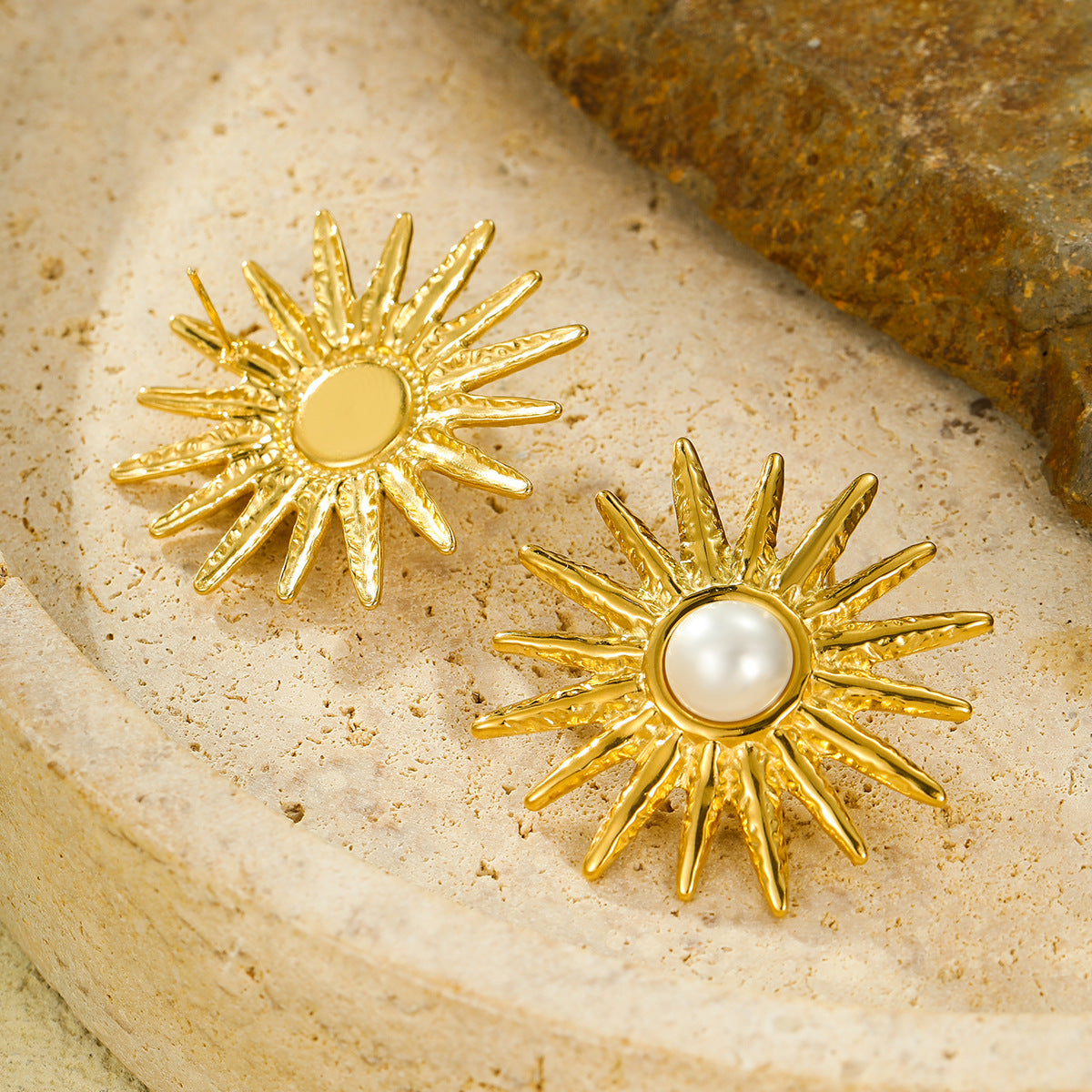 Orecchini a perno da donna vintage a forma di girasole in acciaio inossidabile placcato oro