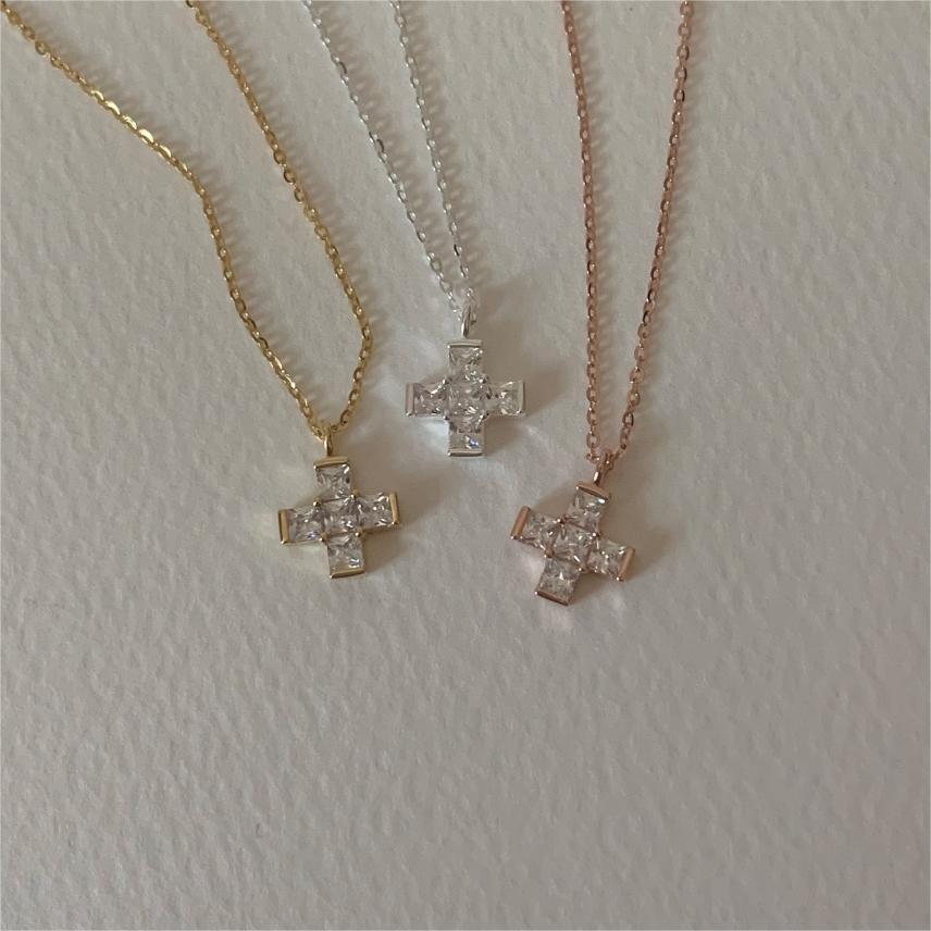 Collar con colgante de cruz minimalista en plata de ley 925 con baño de oro en cadena tipo caja