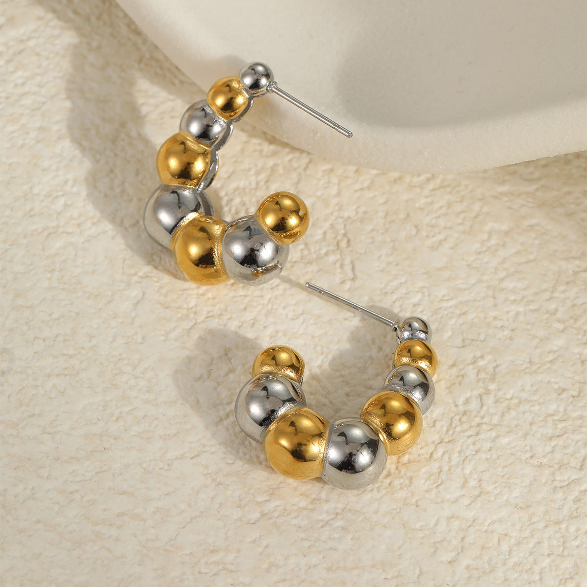 Pendientes geométricos de acero inoxidable con bloques de color y baño de oro de 18 quilates para mujer — Diseño elegante ideal para la oficina