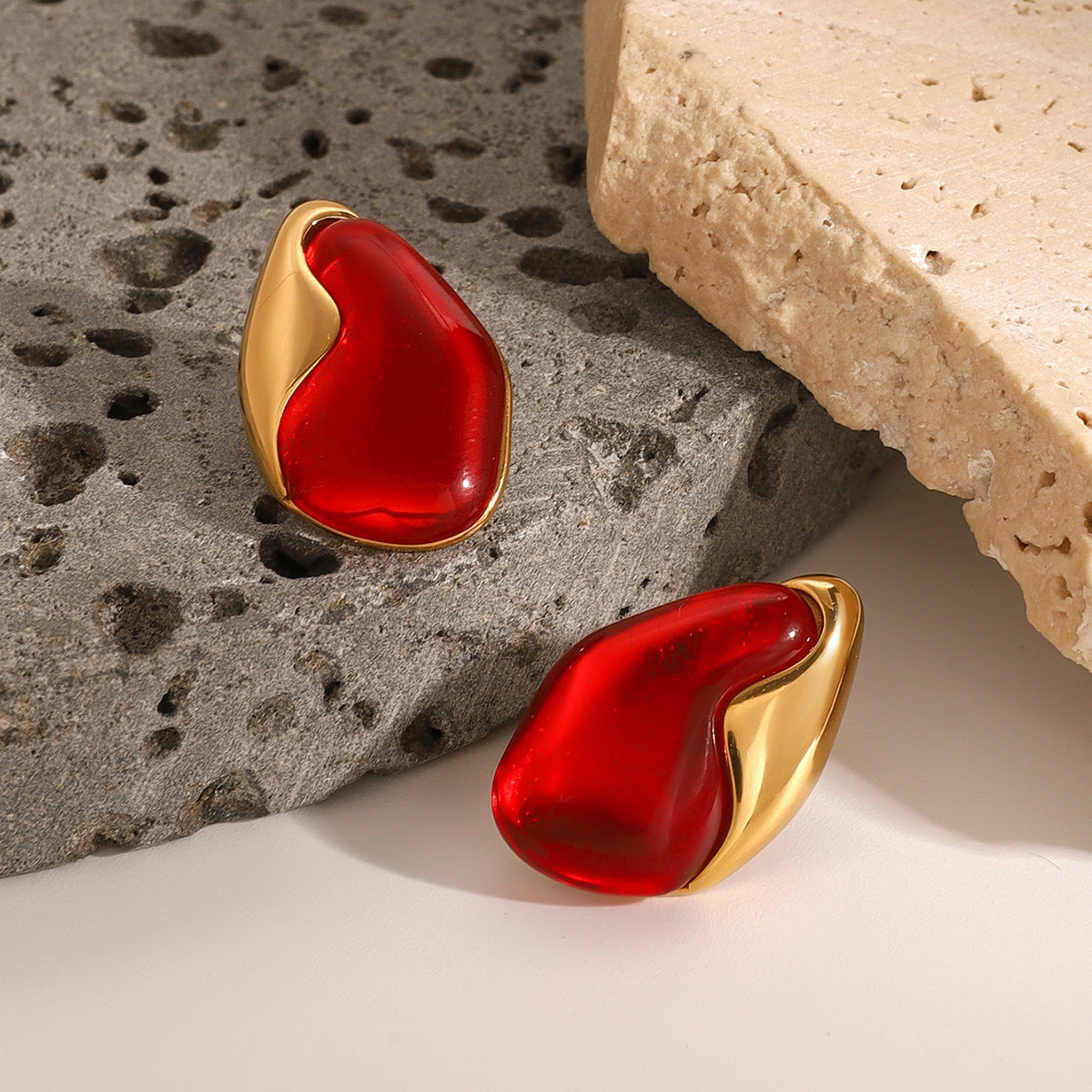 Orecchini geometrici in acciaio inossidabile con intarsio in pietra naturale rossa per donna, orecchini a lobo alla moda in acciaio al titanio elettrolitico