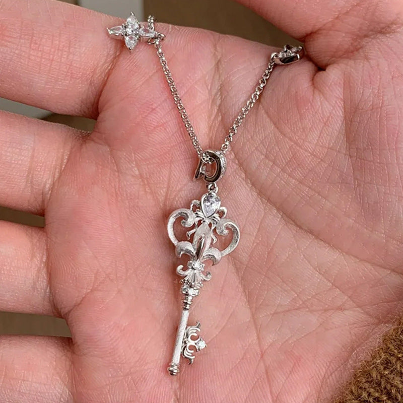 Collana Minimalista a Forma di Chiave in Acciaio Inossidabile con Strass Intarsiati per Donne