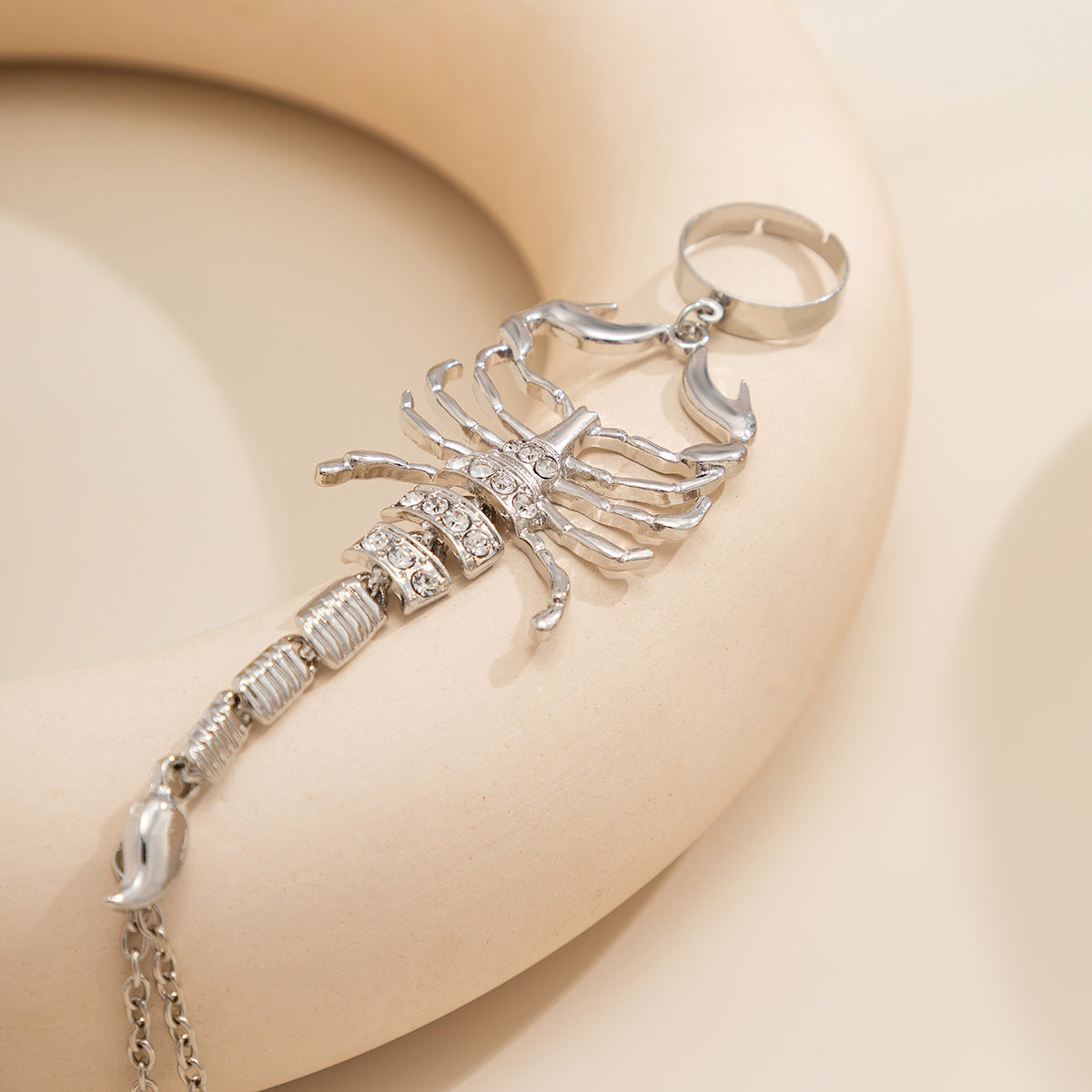 Bracciale da dito a catena in lega a forma di scorpione, stile minimalista e audace, per donna, con finitura galvanizzata