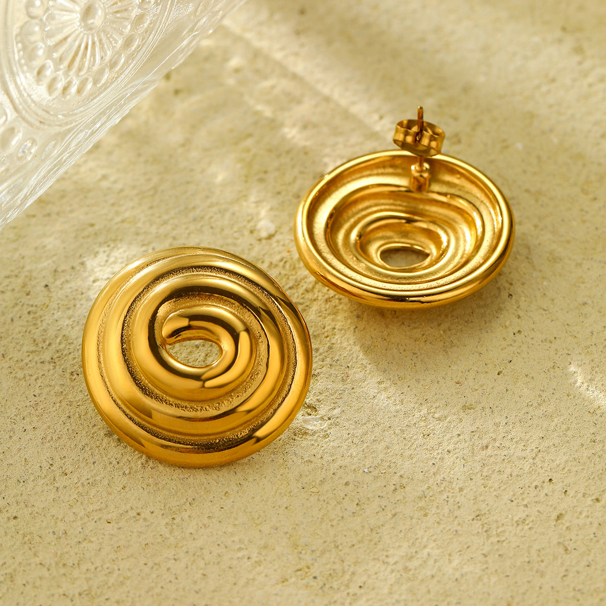 Aretes de tuerca circulares huecos de acero de titanio con rosca a la moda para mujer con acabado chapado