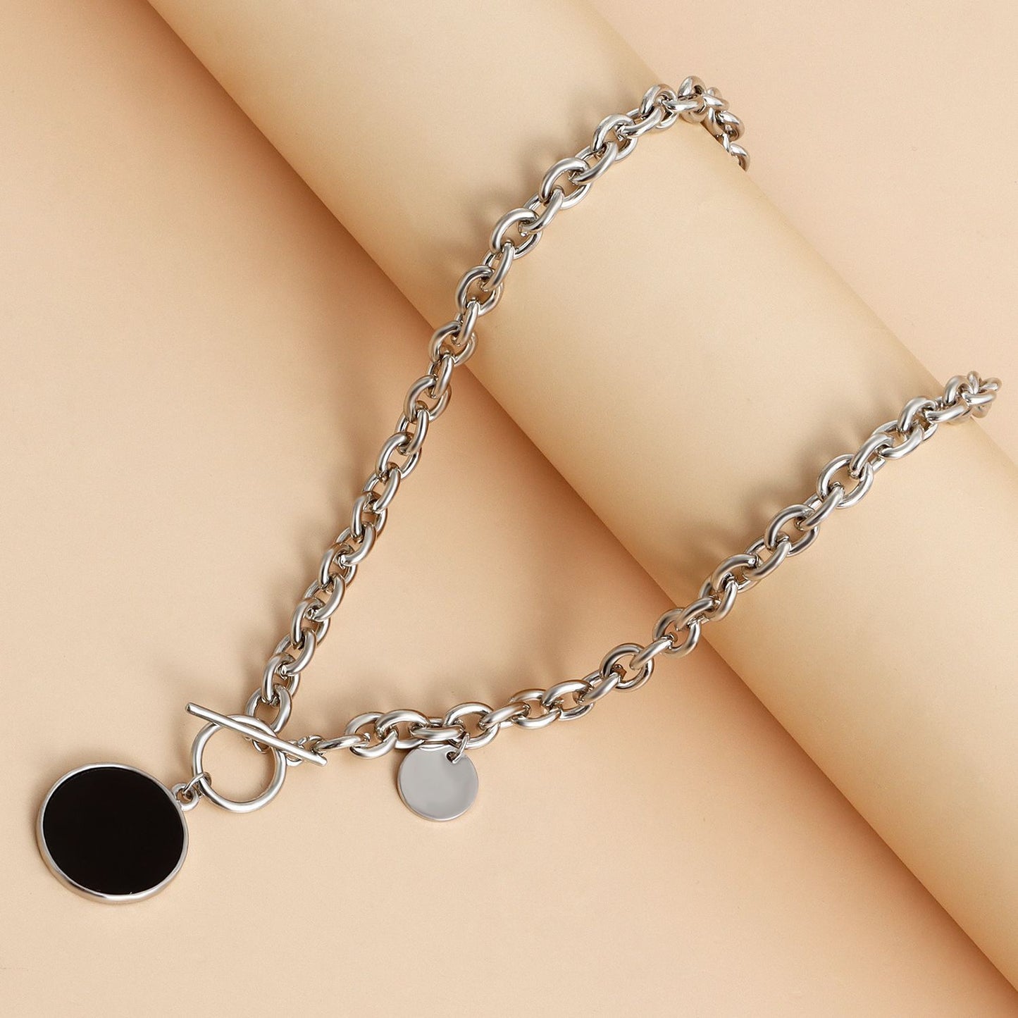 Fashionable Geometric Black Mother-of-Pearl Pendant Necklace for Women Alloy Chain with Plating Finish Layered Clavicle Chain