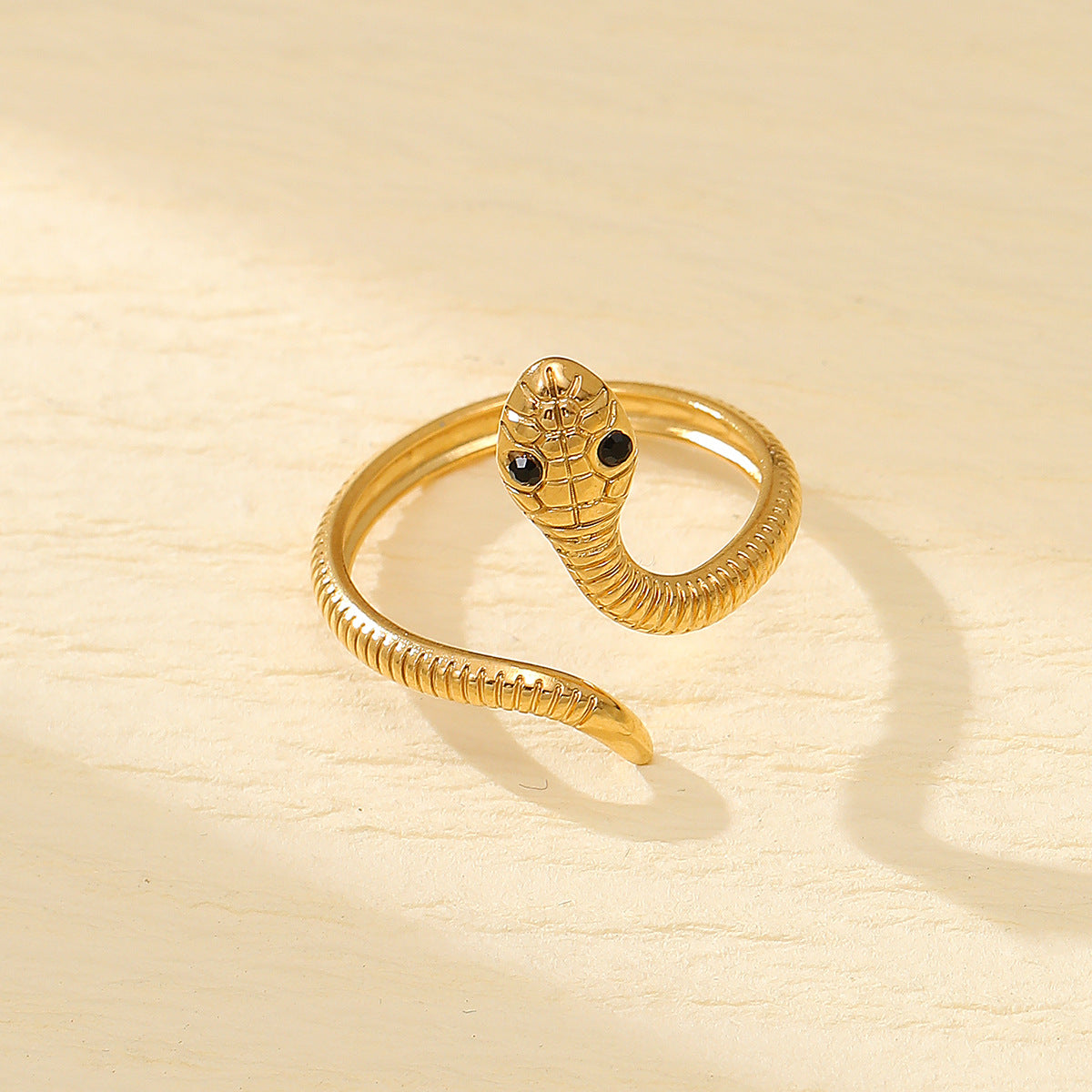 Anillo de acero titanio en forma de serpiente, estilo vintage de lujo ligero para mujer con acabado chapado