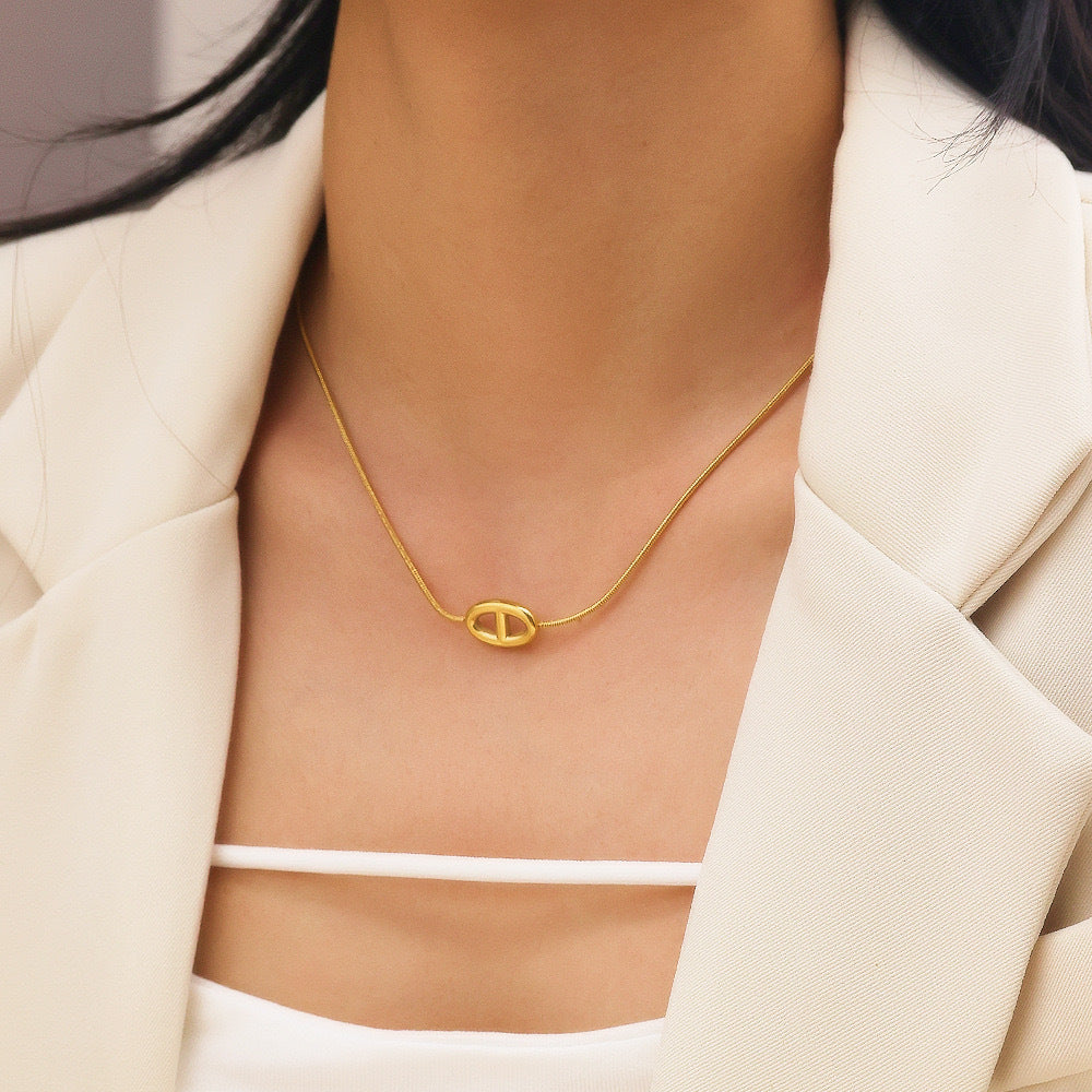 Collana Minimalista a Forma di Lettera in Acciaio al Titanio Placcato per Donna con Design a Catena O per Clavicole