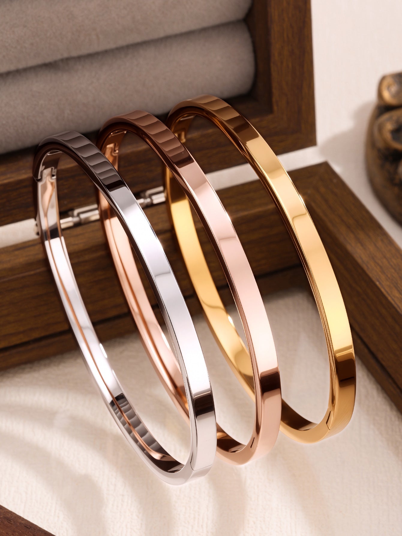 Juego de pulseras de acero inoxidable con trébol de cuatro hojas, incrustaciones de diamantes de imitación y chapado en oro al vacío de 18 quilates, estilo minimalista y a la moda