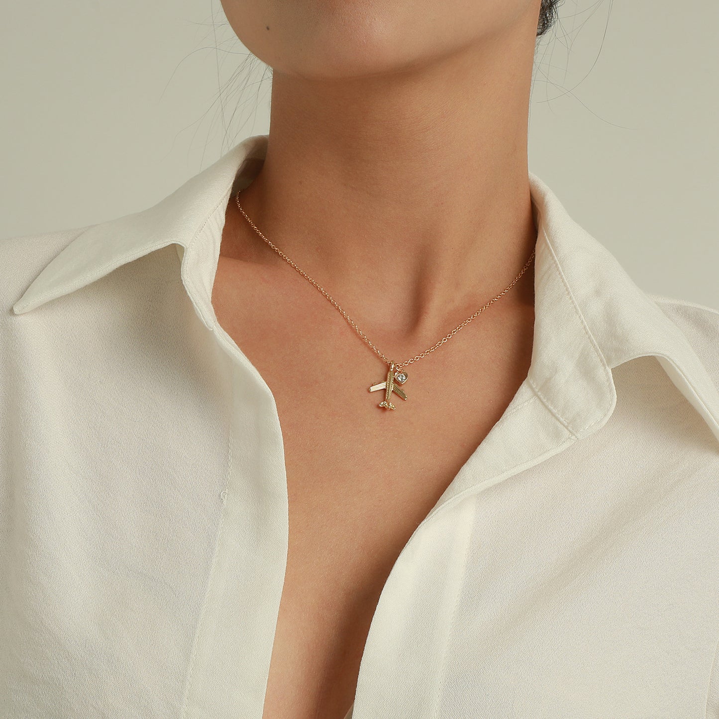 Minimalist Heart-Shaped Aircraft Pendant Necklace for Women Made of Alloy with Rhinestone Inlay and Plated Finish