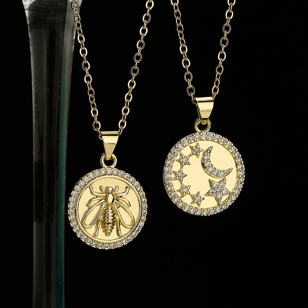 Collana Pendente Minimalista con Stella e Luna da Donna in Rame Placcato Oro, Design Geometrico Rotondo e Intarsio di Strass