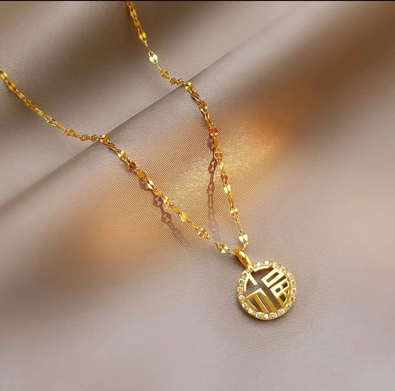 Collana con ciondolo minimalista carattere cinese Fu in acciaio al titanio placcato oro e catena ondulata per donna