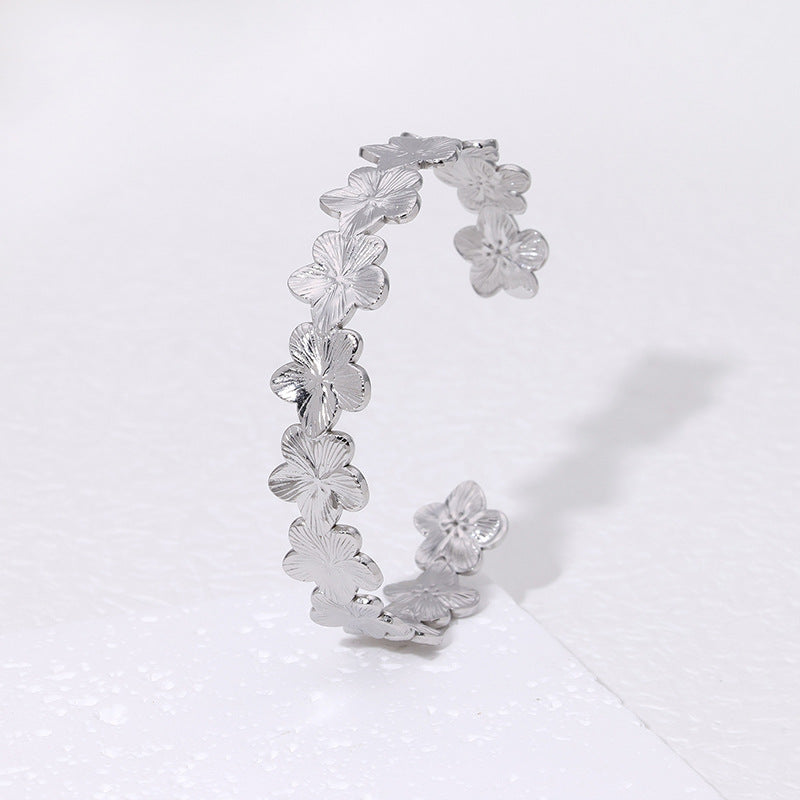 Bracciale Minimalista in Acciaio al Titanio con Fiori per Donna, Placcatura in Oro 18K e Design con Apertura Regolabile