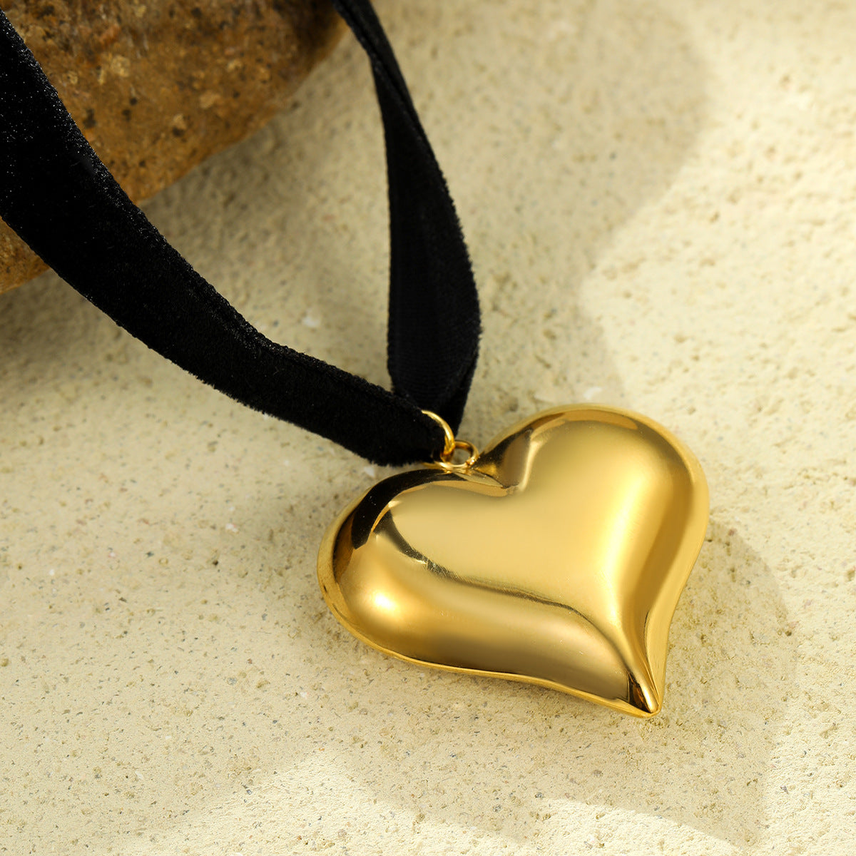 Collana con ciondolo a cuore vintage in acciaio inossidabile placcato oro 18 carati con cordino cerato da donna