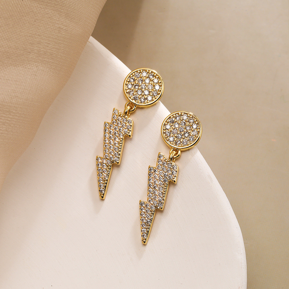 Orecchini a perno a cuore geometrico vintage con fulmine per donna in rame con placcatura in oro 18 carati e intarsio di zirconi