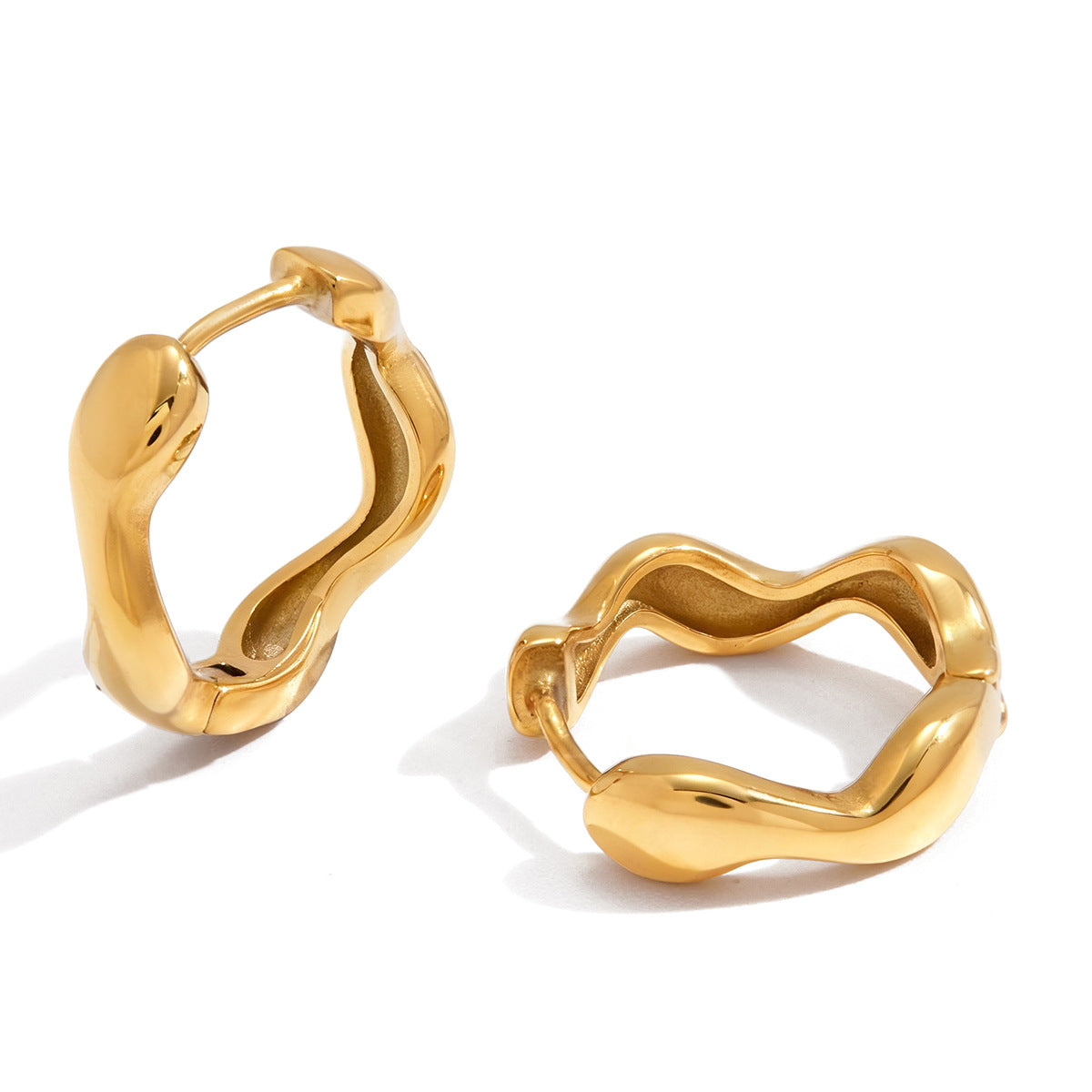 Orecchini a cerchio da donna in acciaio inossidabile geometrici a forma di onda elegante con finitura galvanica