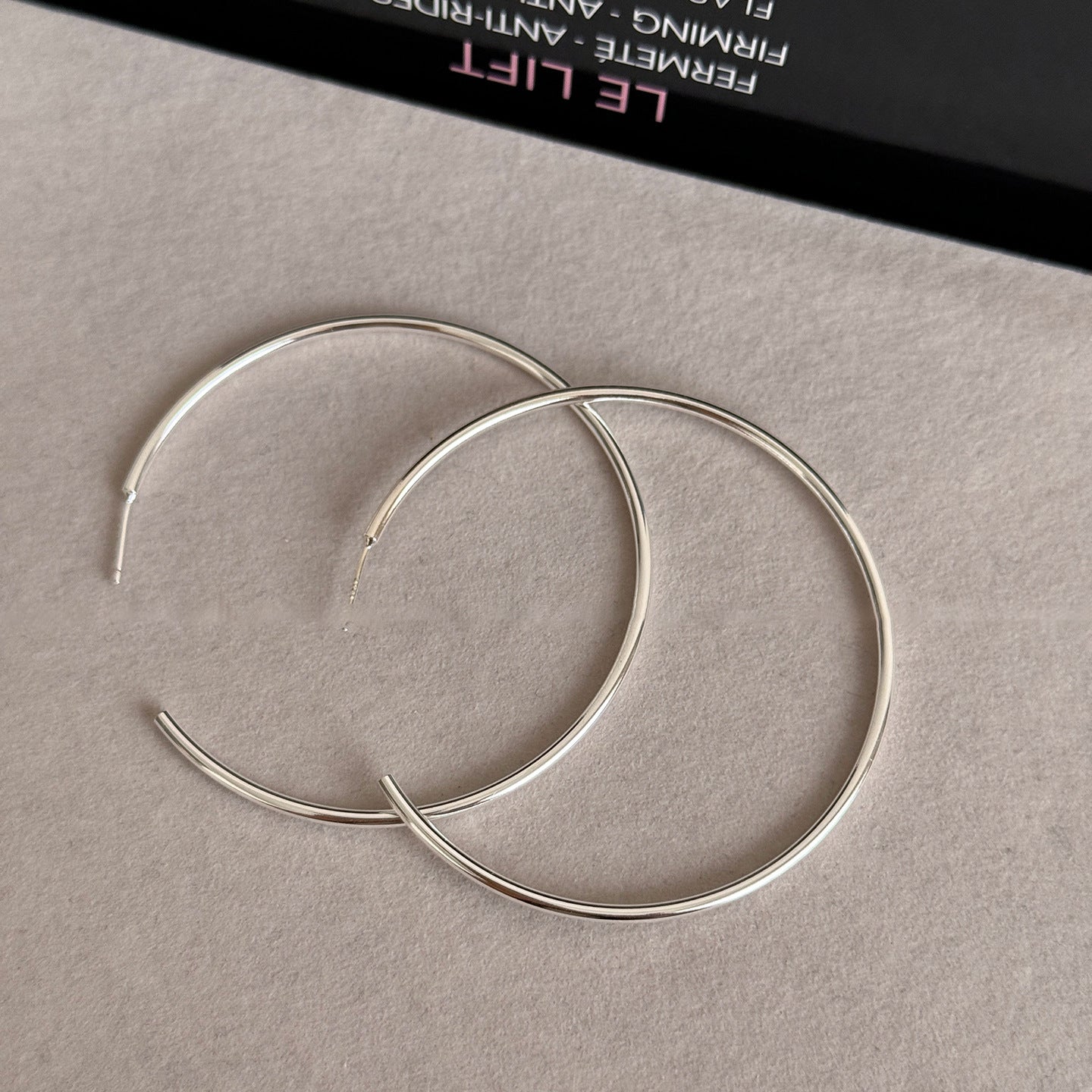Orecchini a cerchio geometrici rotondi minimalisti da donna con base in rame placcato oro e perni in argento sterling 925, gioielli eleganti di lusso adatti all'ufficio