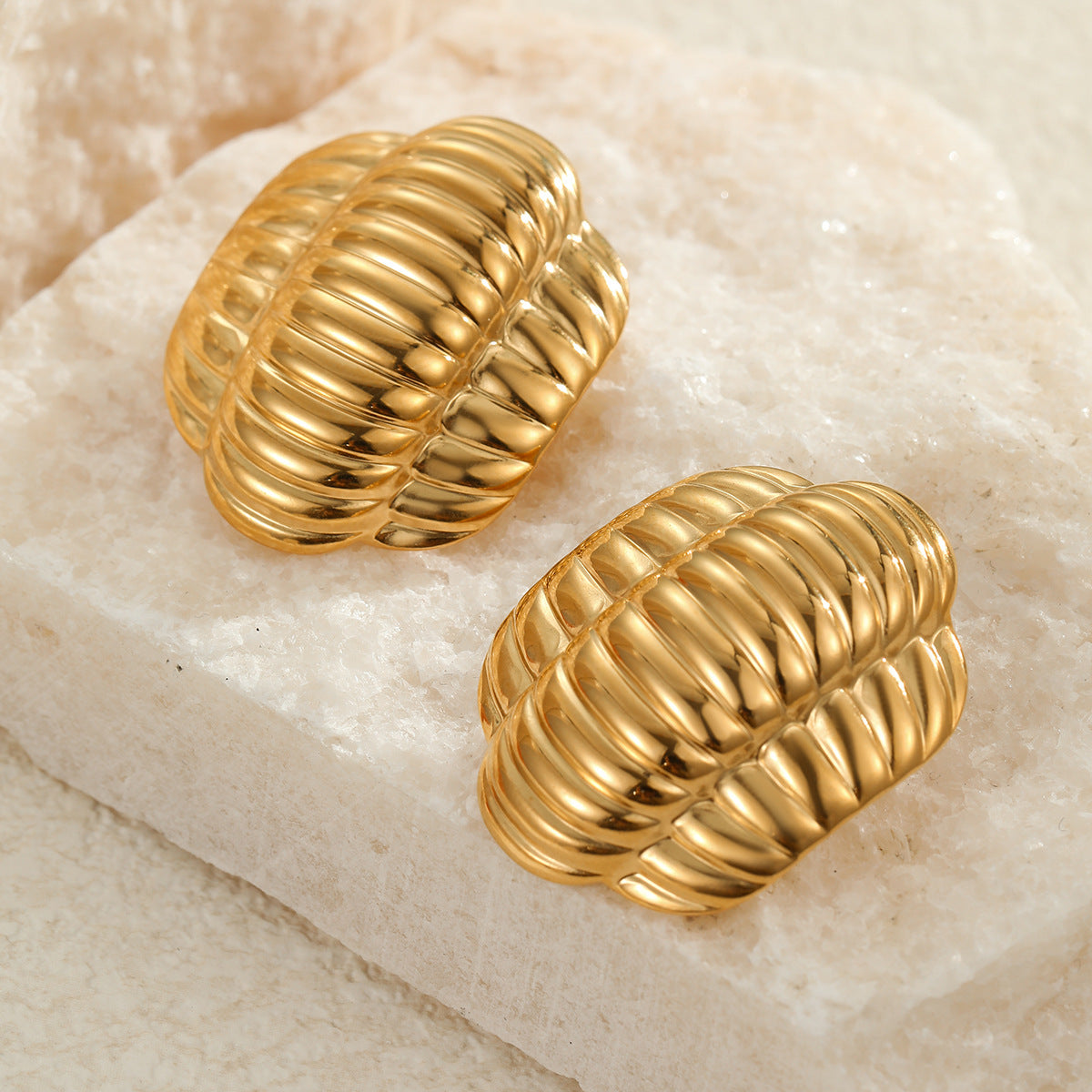 Pendientes de botón geométricos minimalistas de acero inoxidable con acabado chapado para mujer