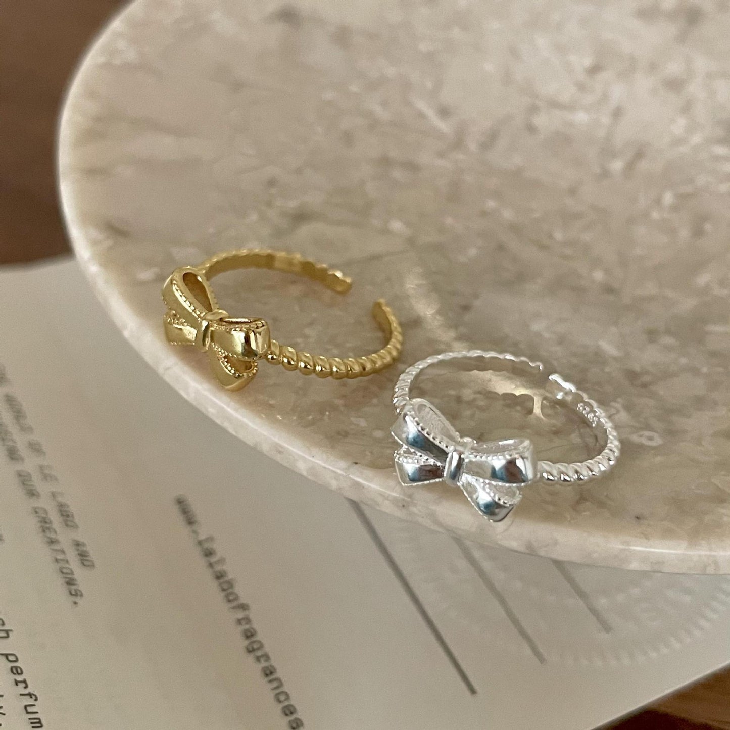 Anillo minimalista de plata de ley 925 con forma de lazo para mujer con incrustaciones de plata y diseño dulce y fresco