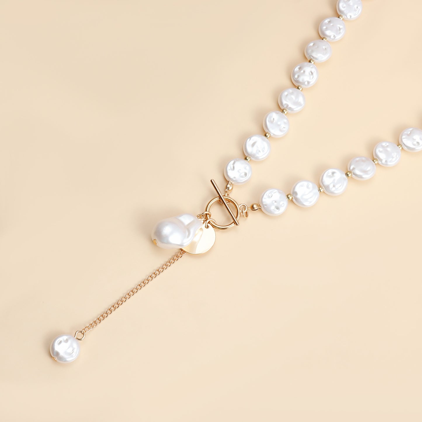Vintage Baroque Asymmetrical Geometric Pearl Pendant Clavicle Necklace for Women with Electroplated Alloy and Imitation Pearl