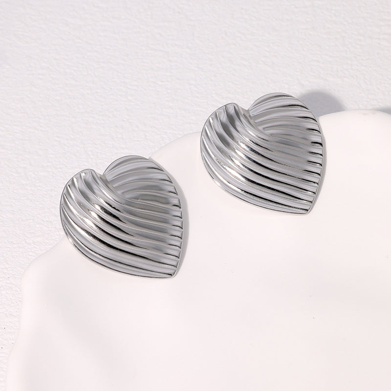 Orecchini a perno minimalisti a forma di cuore in acciaio inossidabile con finitura galvanizzata per donna