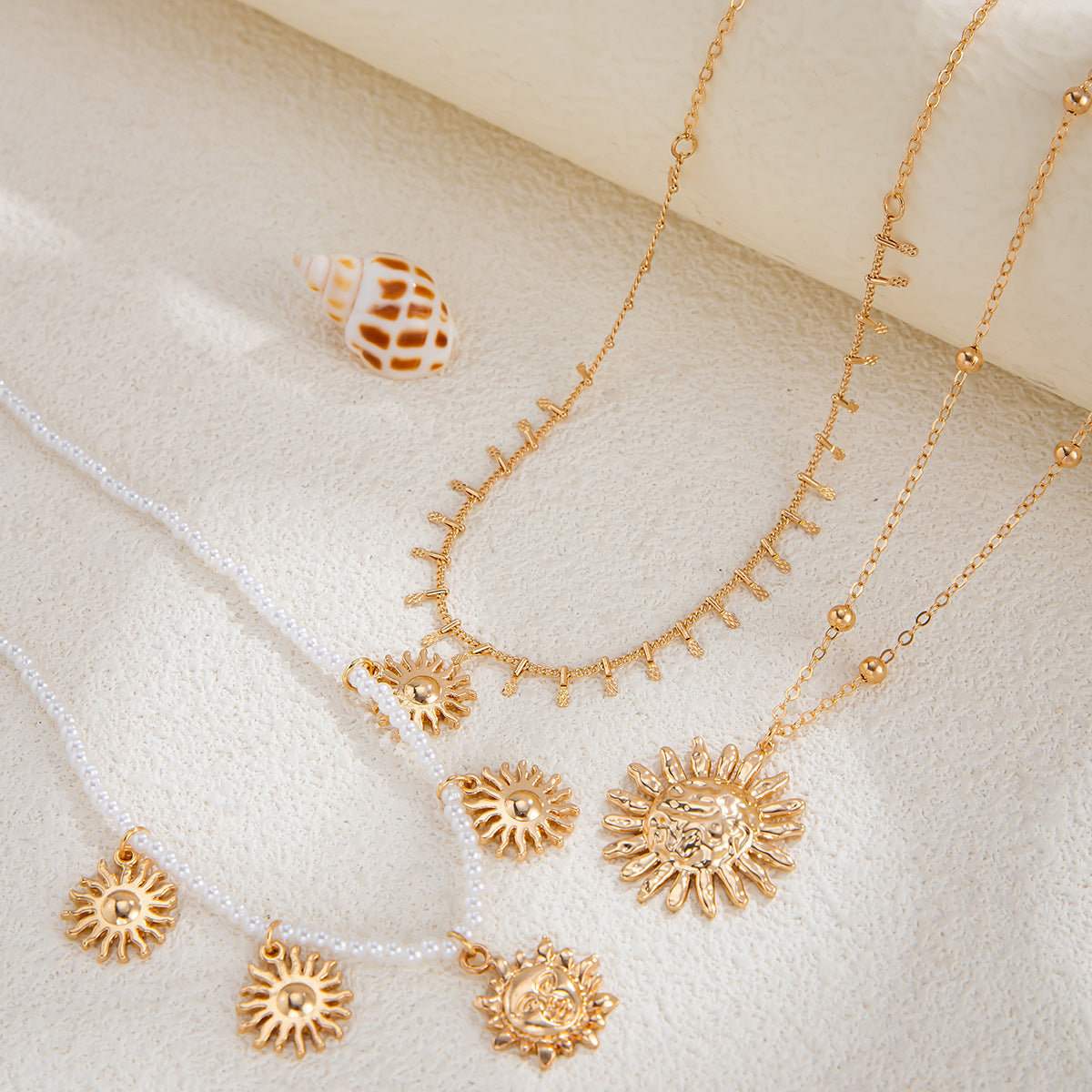 Collar Minimalista Étnico con Colgante de Sol para Mujer con Perlas de Imitación y Cadena de Aleación Chapada