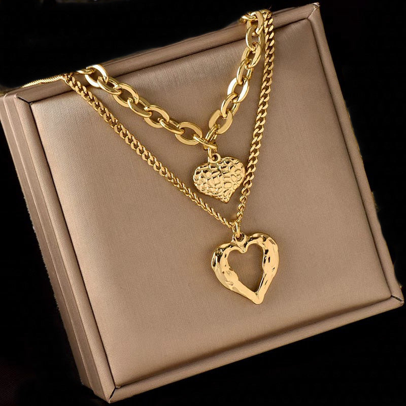Collana Vintage Minimalista con Ciondolo a Cuore Geometrico Vuoto in Acciaio al Titanio con Finitura Placcata e Design a Catena Multistrato