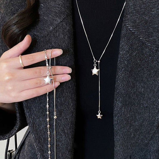 Collana con ciondolo a stella asimmetrica minimalista in rame placcato per donna, catena leggera per maglione con estetica di lusso