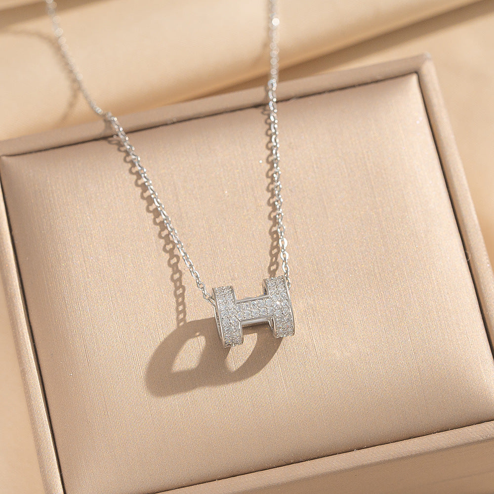 Collar Minimalista con Colgante de Ola y Geométrico para Mujer en Acero de Titanio con Chapado en Oro de 18K, Cadena Hipoalergénica para Clavícula con Motivos de Corazón y Lazo