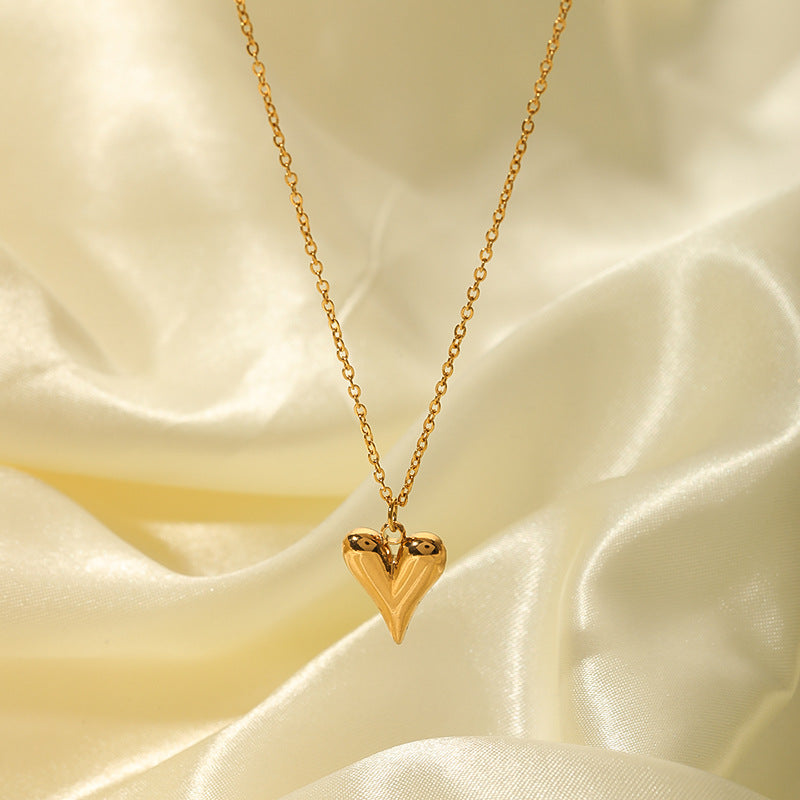 Collana con Ciondolo a Cuore in Acciaio al Titanio Stile INS con Catena in Acciaio Inossidabile Placcato Oro 18K e Dettagli in Strass Pavé
